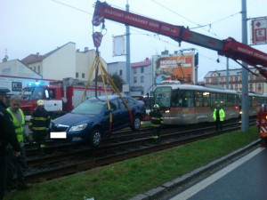 V tramvajovém kolejišti uvízl v minulosti nejeden řidič.