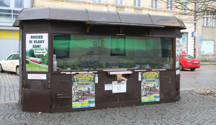 Odkaz milovníka vláčků bude pokračovat i po jeho smrti, novinový stánek proměnil ve výstavu, kterou lidé milují