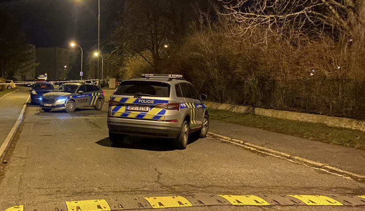 Policie dopadla muže, který dal před dveře bytovky krabičku s výbušninou, chtěl se mstít