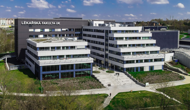 Lékařská fakulta v Plzni má letos opět víc přihlášek než loni. Mezi zájemci o studium převažují ženy