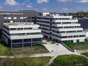 Lékařská fakulta v Plzni má letos opět víc přihlášek než loni. Mezi zájemci o studium převažují ženy