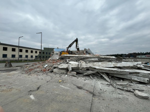 Ikonickou celnici na dálničním přechodu Rozvadov začaly demolovat bagry. Rozšíří se odpočívka pro vozidla