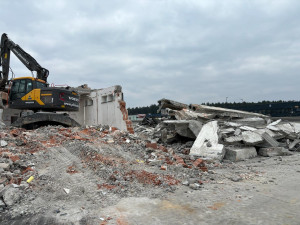 Ikonickou celnici na dálničním přechodu Rozvadov začaly demolovat bagry. Rozšíří se odpočívka pro vozidla