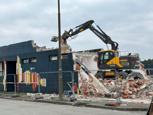 Ikonickou celnici na dálničním přechodu Rozvadov začaly demolovat bagry. Rozšíří se odpočívka pro vozidla
