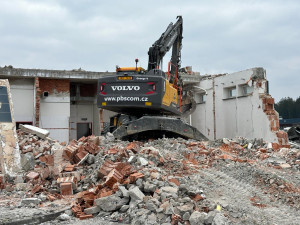 Ikonickou celnici na dálničním přechodu Rozvadov začaly demolovat bagry. Rozšíří se odpočívka pro vozidla