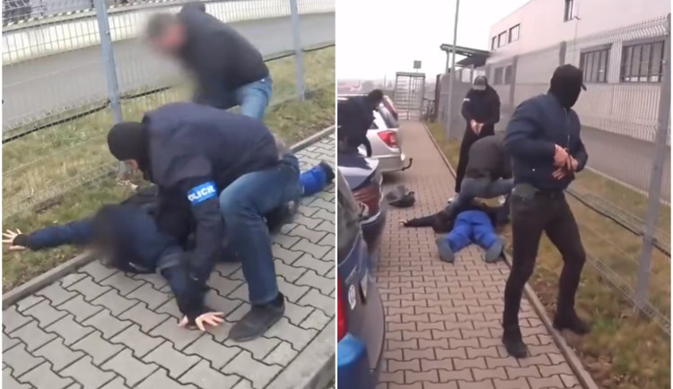 Pro bombového útočníka si došla zásahovka, policie muže obvinila a bude navrhovat vazební stíhání