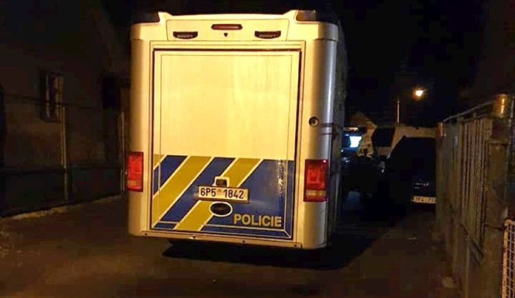 Nemocný muž večer odešel z domova a už se nevrátil. Policisté ještě v noci zahájili obří pátrací akci