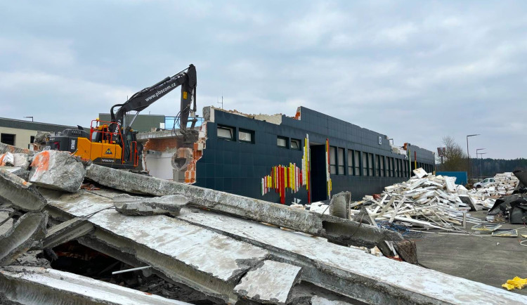 Ikonickou celnici na dálničním přechodu Rozvadov začaly demolovat bagry. Rozšíří se odpočívka pro vozidla