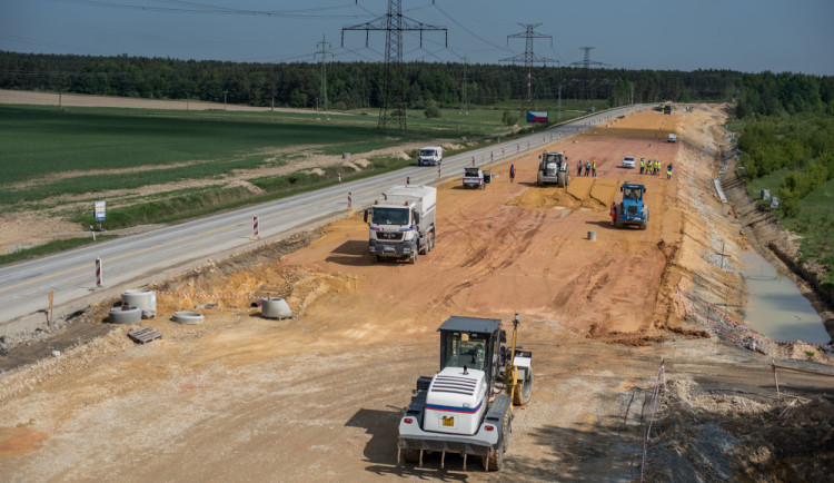 Plzeňský kraj může díky konkurenci v tendrech stavět více silnic než plánoval. Bude jich kolem osmdesáti