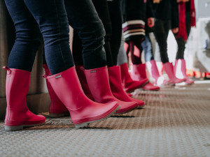 Ženy budou vařit speciální várky piva v růžových holínkách v rámci celosvětové akce. Zapojilo se 15 pivovarů v ČR