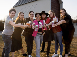 Ženy budou vařit speciální várky piva v růžových holínkách v rámci celosvětové akce. Zapojilo se 15 pivovarů v ČR