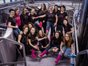 Ženy budou vařit speciální várky piva v růžových holínkách v rámci celosvětové akce. Zapojilo se 15 pivovarů v ČR