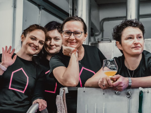 Ženy budou vařit speciální várky piva v růžových holínkách v rámci celosvětové akce. Zapojilo se 15 pivovarů v ČR