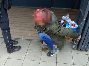 VIDEO: Celostátně hledaná žena močila u stánku s občerstvením v těsné blízkosti hlavního nádraží