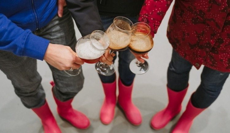 Ženy budou vařit speciální várky piva v růžových holínkách v rámci celosvětové akce. Zapojilo se 15 pivovarů v ČR