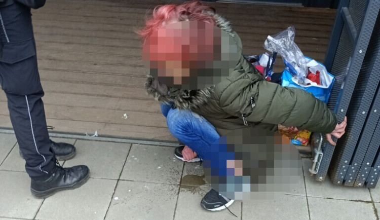 VIDEO: Celostátně hledaná žena močila u stánku s občerstvením u hlavního nádraží