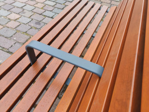 Na nových lavičkách se moc spát nedá a nejdou ani přemístit. Město mění i odpadkové koše