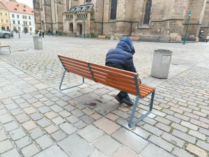 Na nových lavičkách se moc spát nedá a nejdou ani přemístit. Město mění i odpadkové koše