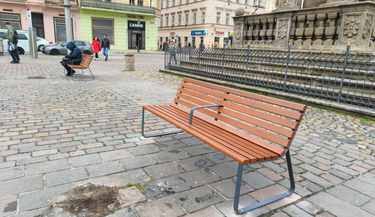 Na nových lavičkách se moc spát nedá a nejdou ani přemístit