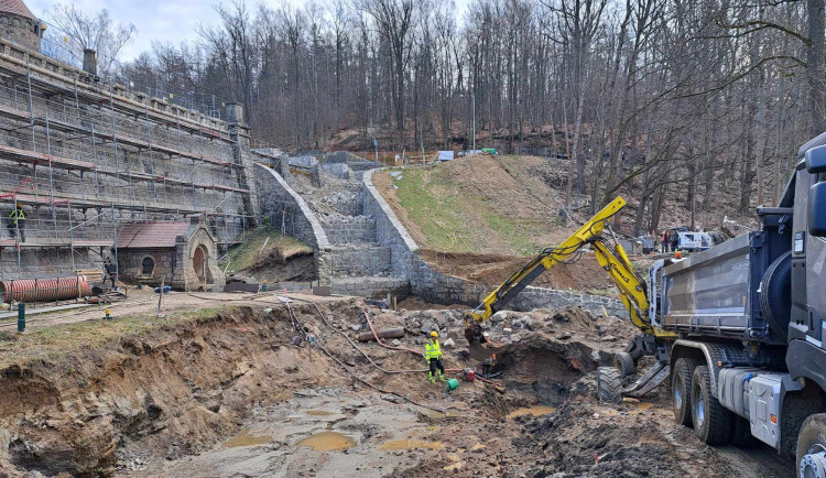 Na přehradě budou provádět trhací práce. Dojde i k omezení dopravy