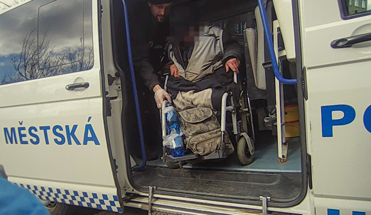 Opilý muž na invalidním vozíku putoval k vystřízlivění na záchytku. Strážníci mu naměřili přes dvě promile