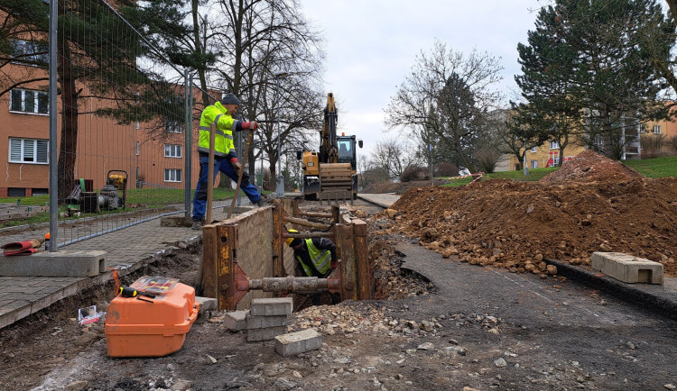 Nová parkovací místa a chodníky za 13 milionů, práce na Doubravce jsou v plném proudu