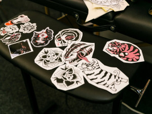 Benefice slavných tatérů pomůže ženě s autistickým synkem a psům zachráněným z výzkumných laboratoří