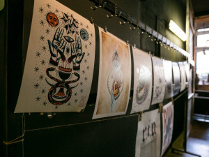 Benefice slavných tatérů pomůže ženě s autistickým synkem a psům zachráněným z výzkumných laboratoří