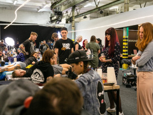 Benefice slavných tatérů pomůže ženě s autistickým synkem a psům zachráněným z výzkumných laboratoří