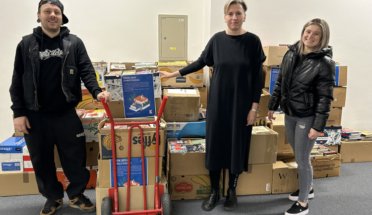 Díky sbírce Daruj knihu se podařilo vybrat pro azylový 3200 svazků, nejvíc v historii akce