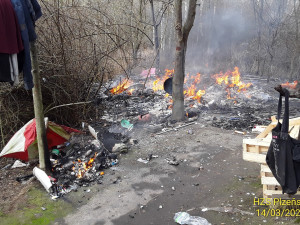 Při explozi v táboře bezdomovců utrpěla žena rozsáhlé popáleniny na 60 procentech těla a je v kritickém stavu