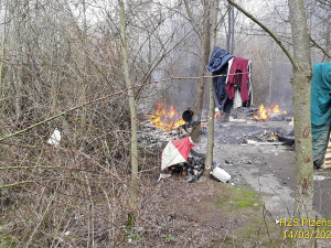 Při explozi v táboře bezdomovců utrpěla žena rozsáhlé popáleniny na 60 procentech těla a je v kritickém stavu