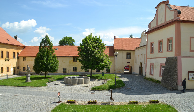 Horažďovice, zámecký areál, východní část od západu (foto S. Plešmíd)
