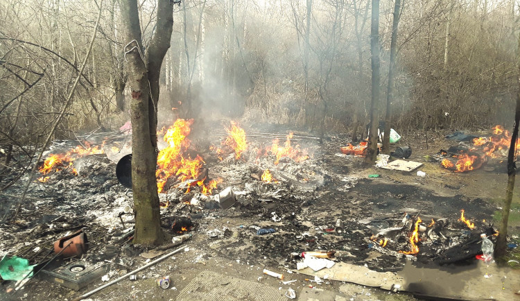 V táboře bezdomovců to na první pohled vypadalo, jako by tam dopadla bomba