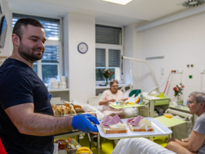 Pacienti nemocnice testují snídaně ze švédského stolu. Lépe jedí a zlepšuje se prý i jejich psychický stav