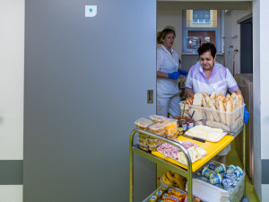 Pacienti nemocnice testují snídaně ze švédského stolu. Lépe jedí a zlepšuje se prý i jejich psychický stav