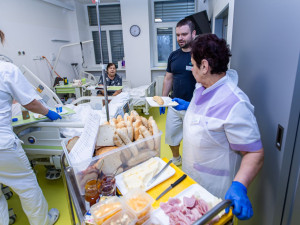 Pacienti nemocnice testují snídaně ze švédského stolu. Lépe jedí a zlepšuje se prý i jejich psychický stav