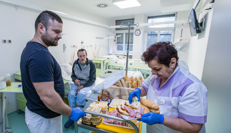 Pacienti nemocnice testují snídaně ze švédského stolu. Lépe jedí a zlepšuje se prý i jejich psychický stav