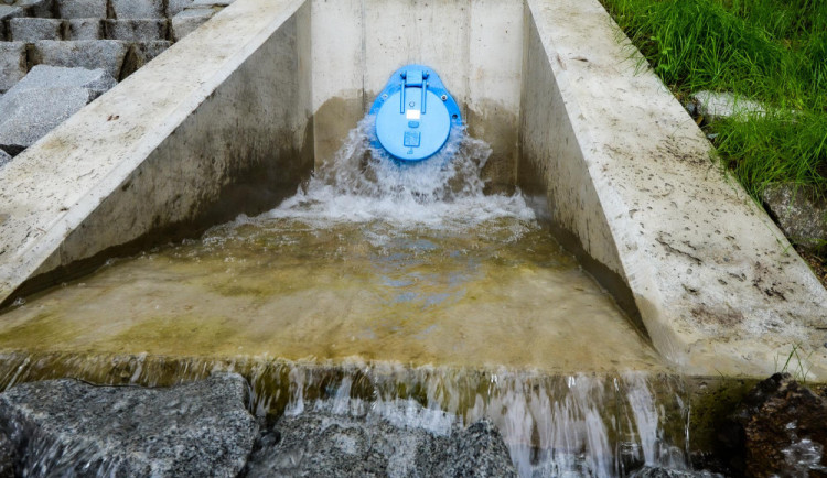 Tímto otvorem proudí přečerpávaná voda z Berounky přes čističku do Boleváku