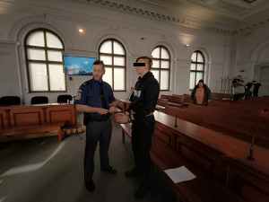 Vyhrožovala mi a byla agresivní, řekl u soudu mladý Ukrajinec. Za pokus o vraždu školačky mu hrozí doživotí