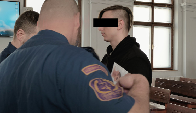 Vyhrožovala mi a byla agresivní, prohlásil u soudu mladík, kterému hrozí za pokus vraždy až doživotní trest
