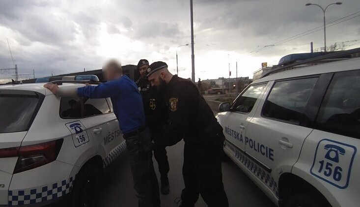 Ochmelka obtěžoval lidi na nádraží, jednoho muže shodil ze židle a nadával i policistům