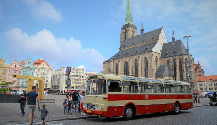 Přesně před 95 lety vyjely v Plzni na pravidelných linkách první autobusy, tramvaje letos oslaví dokonce 125 let