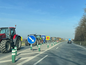 Farmáři z Plzeňska opět vyjeli na hlavní tahy na protest proti agrární politice a pomalou jízdou blokovali dopravu