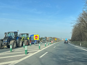 Farmáři z Plzeňska opět vyjeli na hlavní tahy na protest proti agrární politice a pomalou jízdou blokovali dopravu