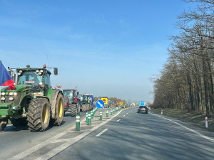 Farmáři z Plzeňska opět vyjeli na hlavní tahy na protest proti agrární politice a pomalou jízdou blokovali dopravu