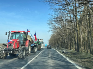 Farmáři z Plzeňska opět vyjeli na hlavní tahy na protest proti agrární politice a pomalou jízdou blokovali dopravu