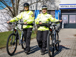 Doubravečtí strážníci dostali nová horská hola, alkohol tester a mobilní tiskárnu
