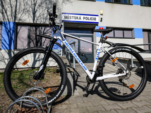 Doubravečtí strážníci dostali nová horská hola, alkohol tester a mobilní tiskárnu