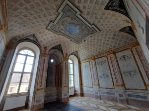 Soukromí majitelé po 25 letech oprav otevřou pro veřejnost barokní zámek Týnec u Klatov